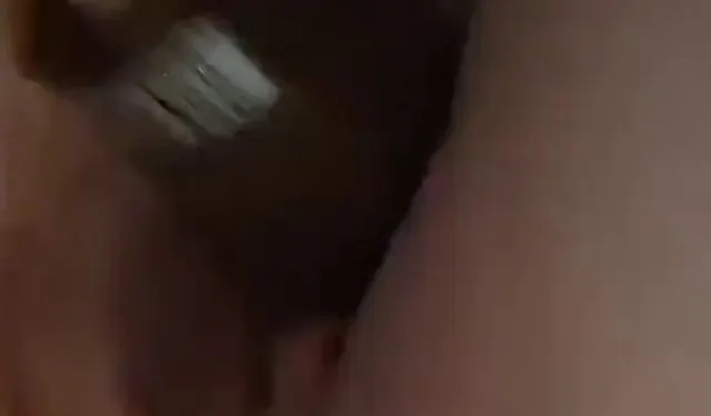 Flasche gefickt und dann hart gesquirtet....fuck war das geil