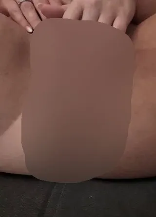 Komm und sie zu wie ich meine süße Muschi zum Orgasmus fingere!