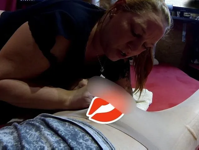 Ich reiße seine Nylons auf und…….