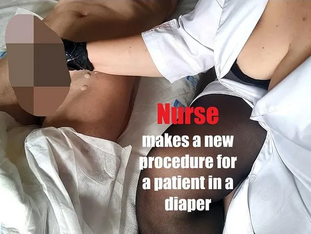 Krankenschwester macht ein neues Verfahren für einen Patienten in einer Windel