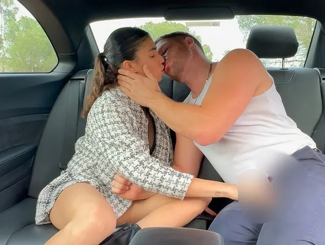 Schöne MILF fickt Super-Fahrer, anstatt zu bezahlen