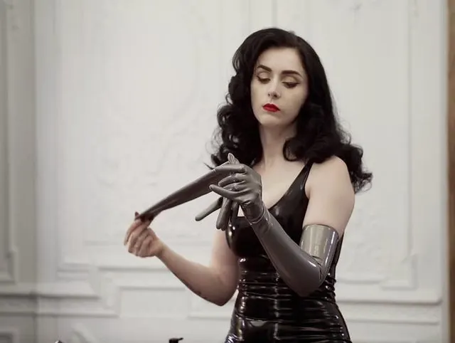 Passend zu silbernen Latexhandschuhen ASMR