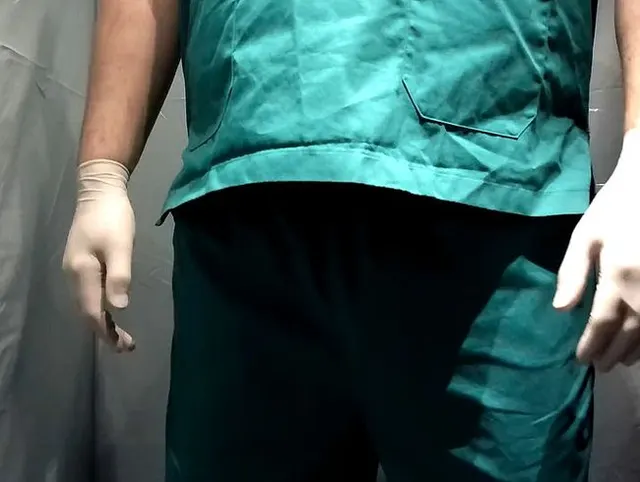 Der Doktor spritzt die ganze geile Ladung ab.
