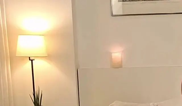 Hausmädchen Leelou wird beim Spiel mit dem Dildo von Corben erwischt und gefickt bis zum Abspritzen