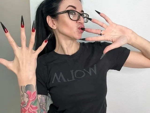 Fingerschnippen und Saugen, heiße schwarze lange Nägel, scharfe Krallen