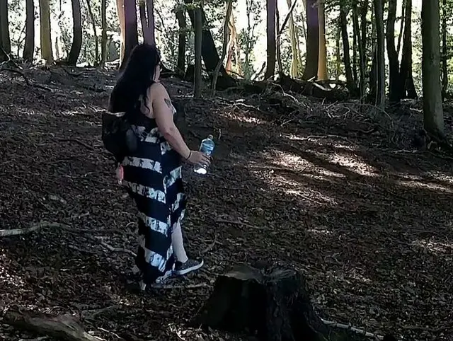 Geiler BBW Spaziergang im Wald wird zum Fick Part 1