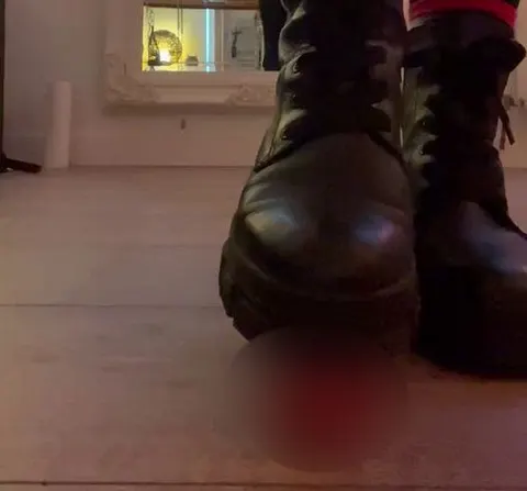 Mit Boots auf deinem Schwanz trampeln