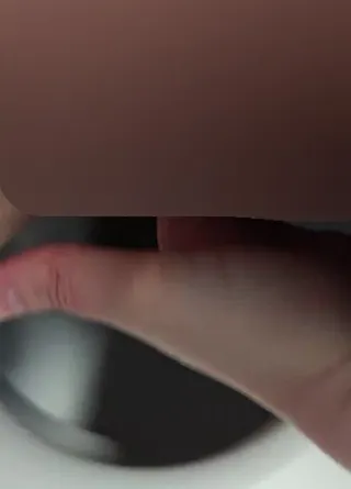 Ich finger mich heftig auf der Toilette.