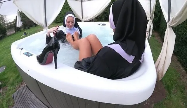 Freche Nonnen werden nass