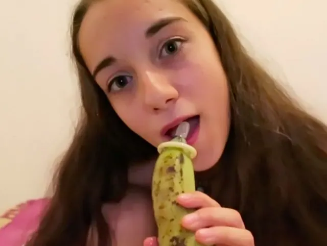 Toy Play: Ich stecke mir eine Banana in meine enge Pussy
