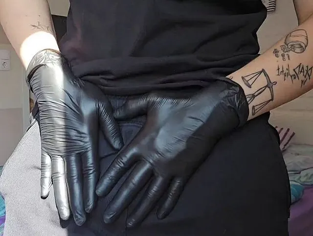 spontane Lust wegen Latex Handschuhen