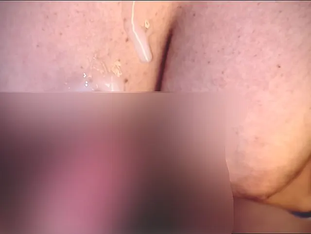 Er hatte DICKE EIER da hab ich ihn fix auf meinen TITTEN abgemolken!!