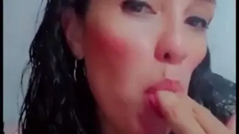 Gefällt dir die Art, wie ich lutsche???? Als nächstes will ich deinen Schwanz