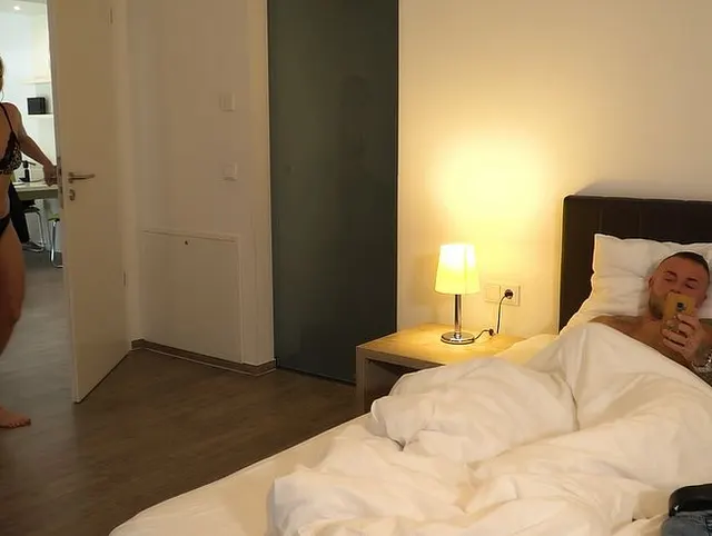 Pornostar Gabi fickt einen Anfänger Darsteller