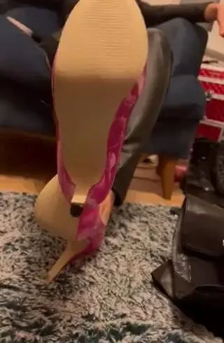 Herrin mit Lederstiefel und Später High Heels