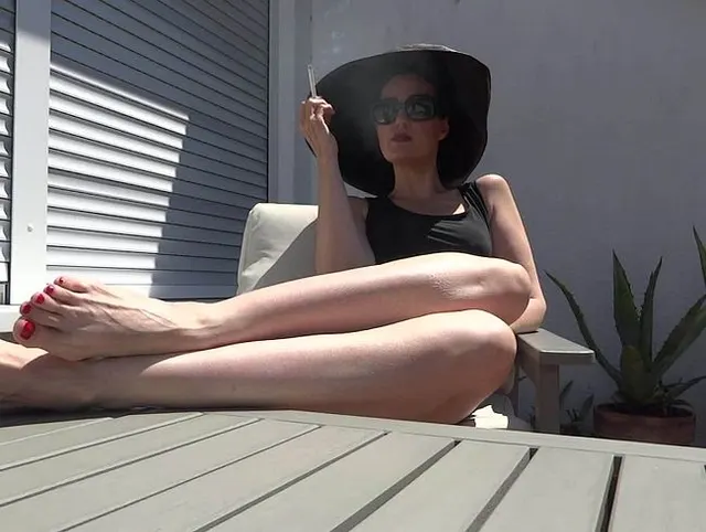 Barfuß Hut Lady raucht auf der Terrasse - Outdoors