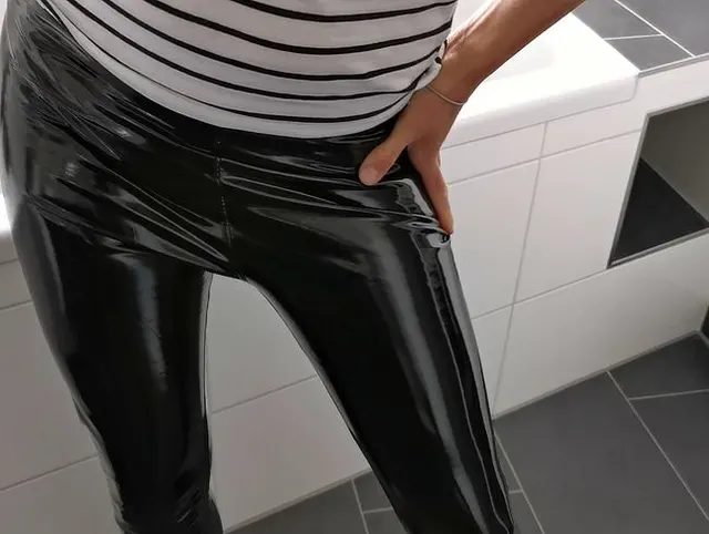 Premiere! Meine erste Wichsanleitung in der geilen Lack Leggings