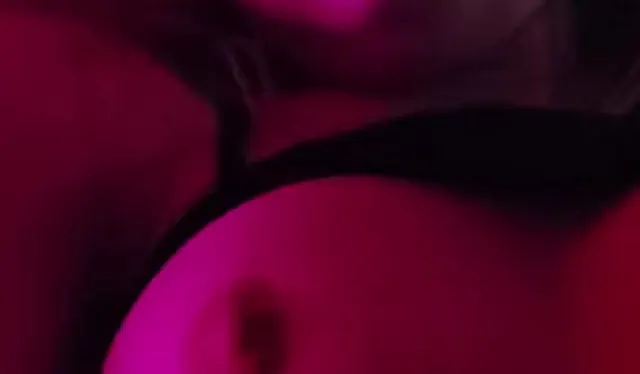 Pia fickt Gurke mit ihrer nassen Pussy (lange Version)