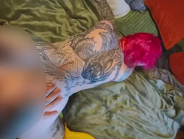 Die gierige Fotze will gefüllt werden! Doggy sex mit hartem Spanking!
