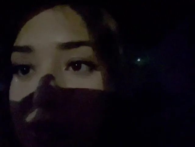 Mein Freund spritzt mir im Auto ins Gesicht und ich gehe mit Sperma im Gesicht zum Einkaufszentrum