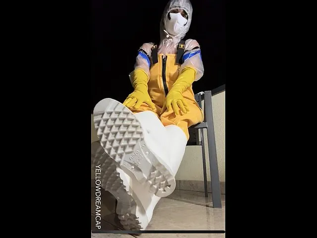 Ich versüße mir den regnerischen Abend mit PVC und Gummikleidung im Freien
