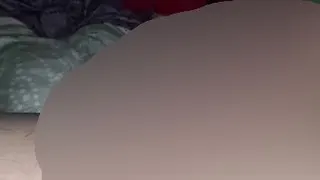 Schieb mir deine Hand unter die Decke und Spiel mit meinem Schwanz