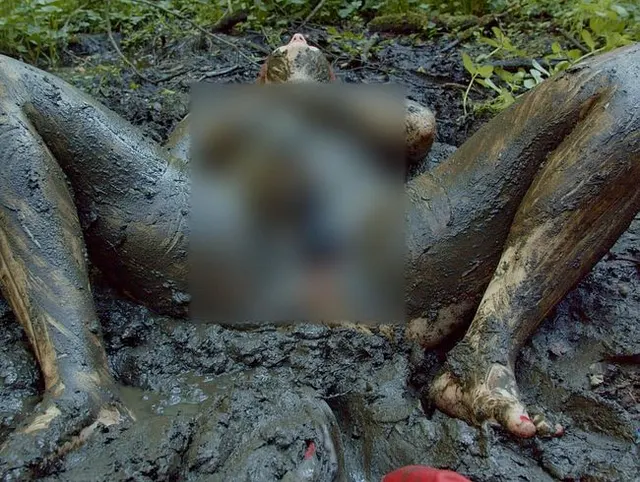 Rotkäppchen masturbiert im Schlamm Teil 1