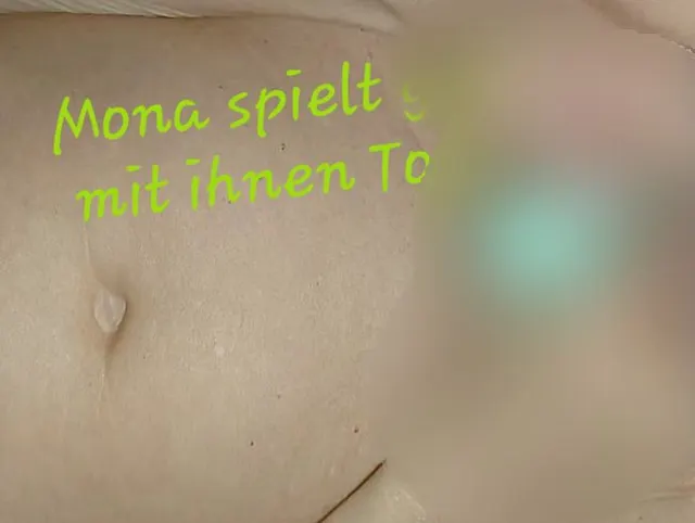 Heiße Mona spielt mit einem Toy und meinem Schwanz an ihrer Pussy