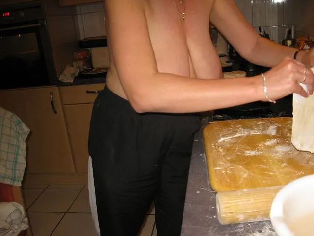 Beim Pizza machen