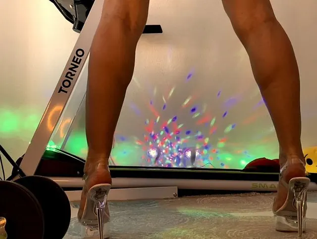 Fitness Frau, um Wadenmuskeln zu zeigen