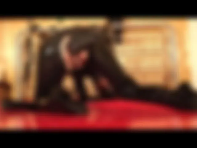 Roter Dildo anal dann ablecken