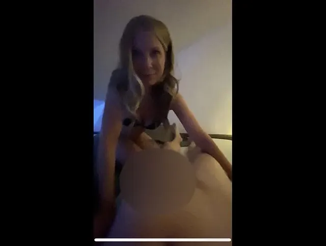 Amateur Teen zum ersten mal vor der Cam