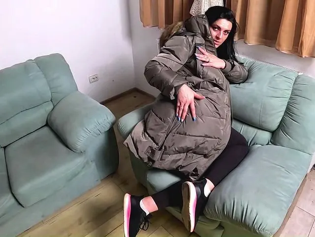 Daunenjacke mit glänzender Pelzkapuze. Deepthroat, Spuckspiele, Reiten und Sperma, das auf meinen Mantel tropft.