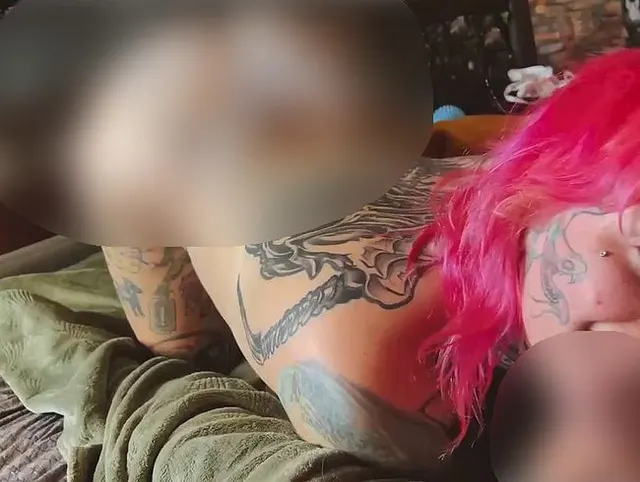 Tattoo Schlampe saugt am Schwanz und schluckt die ganze geile Sahne
