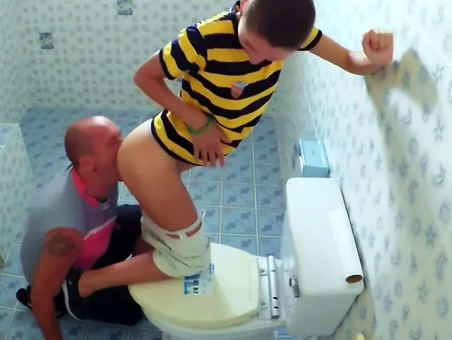 Unser sex in einer öffentlichen Toilette auf einer versteckten Kamera