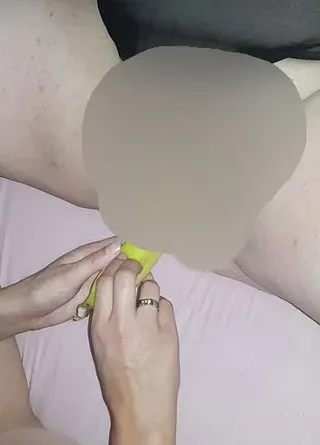Ich ficke Ihre Muschi mit einer Banane !