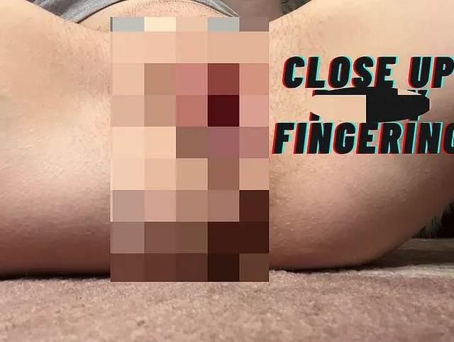 Nahaufnahme Muschi mit großen Schamlippen fingern
