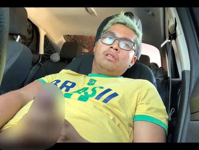 Me masturbando no carro