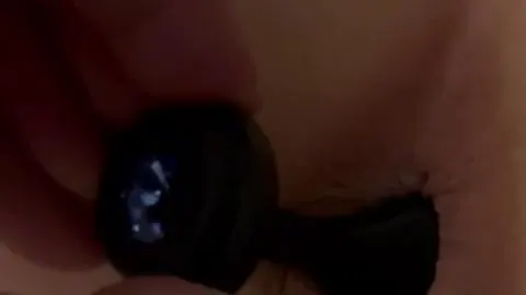 Vorschau aus Analdehnung: Kleiner Plug, Rosette gut entspannt, fickbar. Vorbereitung für die anale Dehnsession
