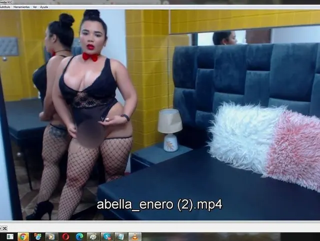 de nuevo mostrando mis tetas grandes ...