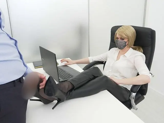 Büro-MILF-Footjob in Nylons, Rimming und Sperma auf bestrumpften Füßen