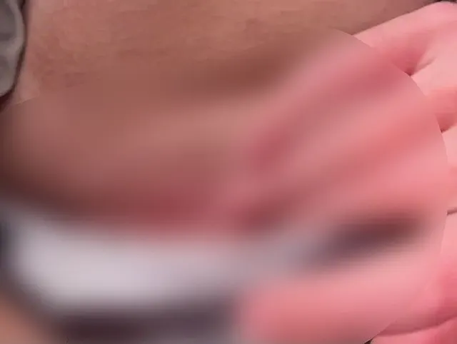 Junge Milf mit großem Arsch, Nahaufnahme, Muschi reiben