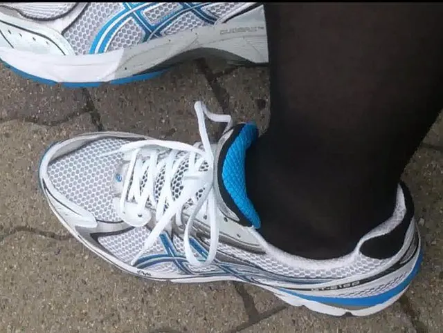 Feinstrümpfe und Joggingschuhe