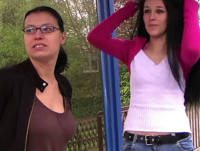 2 Bi-Girls Ficken Unartigen Jungschwanz