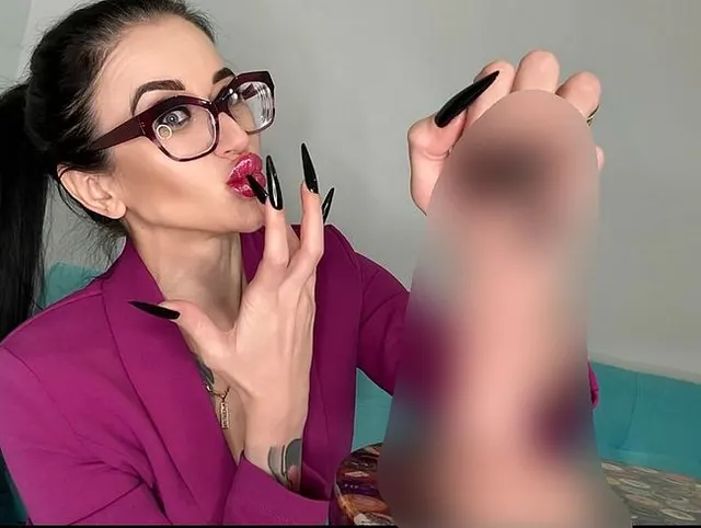 Lange schwarze Nägel, Fingerlutschen und heiße Handjobs