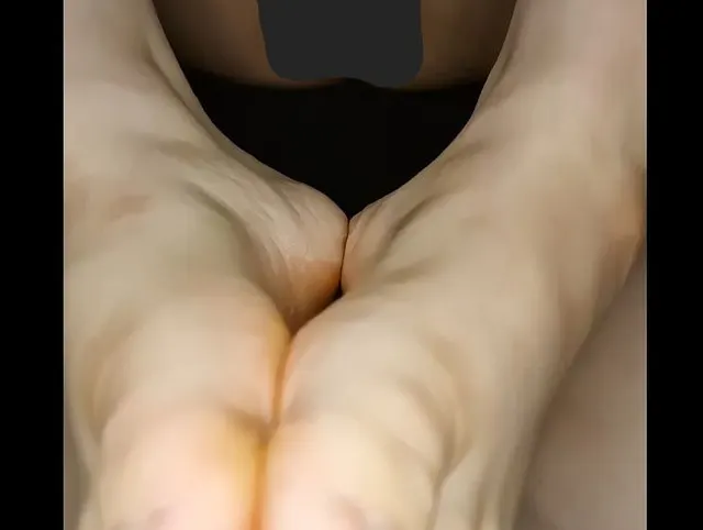 Footjob und Cumshot auf die Füße