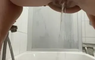 In die Badewanne gepisst