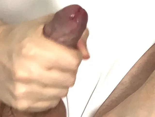 Schau wie ich mich in meinem weißen Badeanzug vollspritze!