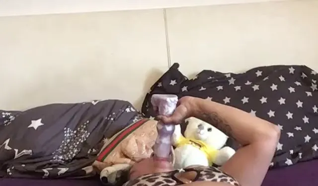 Den Dildo blasen