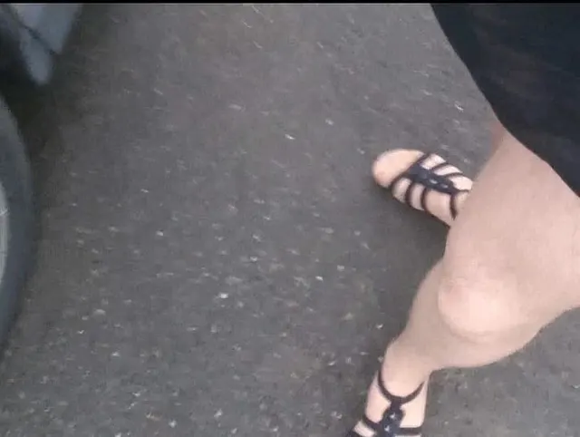 AUTO: Geliehene Sandalen einer Freundin